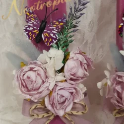 Χειροποίητη πασχαλινή λαμπάδα Nootropia Shop με λουλούδια και πεταλούδα σε σάπιο μήλο.