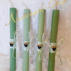 Η Μαγεία της Φύσης στο Φως της Ανάστασης Ανακαλύψτε τη μοναδική αίσθηση μιας αυθεντικής χειροποίητης λαμπάδας από το Nootropia Shop. Κατασκευασμένη με μεράκι από φυσικό φύλλο μελισσοκεριού, η λαμπάδα αυτή ξεχωρίζει για το γλυκό άρωμα μελιού και τη σταθερή της καύση.