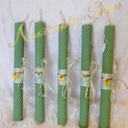 Χειροποίητη πασχαλινή λαμπάδα από αρωματικό κερί μέλισσας σε σχήμα κερήθρας, διακοσμημένη με κομψή πεταλούδα από σμάλτο, πέρλα και λεπτομέρειες από οργάντζα. Μια premium επιλογή για ένα ξεχωριστό δώρο στο βαφτιστήρι σας.