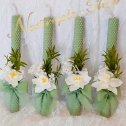 Σύντομη Περιγραφή (WooCommerce Short Description) Κομψή χειροποίητη πασχαλινή λαμπάδα από αρωματικό κερί μέλισσας σε φιστικί απόχρωση, διακοσμημένη με εντυπωσιακό λευκό λουλούδι και υφασμάτινο φιόγκο. Μια ιδανική επιλογή για βαφτιστήρια και ενήλικες που αναζητούν την απόλυτη ανοιξιάτικη αισθητική.