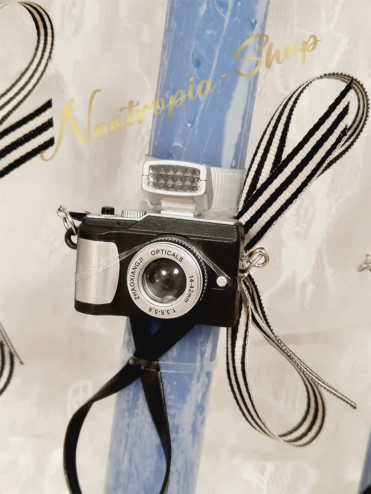 Ανακαλύψτε τη χειροποίητη πασχαλινή λαμπάδα με μινιατούρα φωτογραφικής μηχανής στο Nootropia Shop. Πρωτότυπη λαμπάδα για ζευγάρι & λάτρεις της φωτογραφίας.