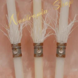 Χειροποίητη πασχαλινή λαμπάδα σε λευκό χρώμα, διακοσμημένη με αέρινα λευκά φτερά, πολυτελή τρέσα σε ροζ-χρυσό και ένα εντυπωσιακό κρεμαστό κοχύλι με κεντρική πέρλα. Μια ιδανική επιλογή για κορίτσια και γυναίκες που αγαπούν το θαλασσινό στυλ και την κομψότητα.